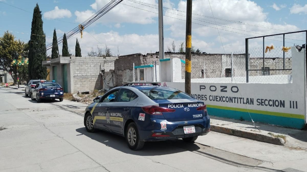 Patrulla a las afuera del pozo en San Andrés Cuexcontitlán