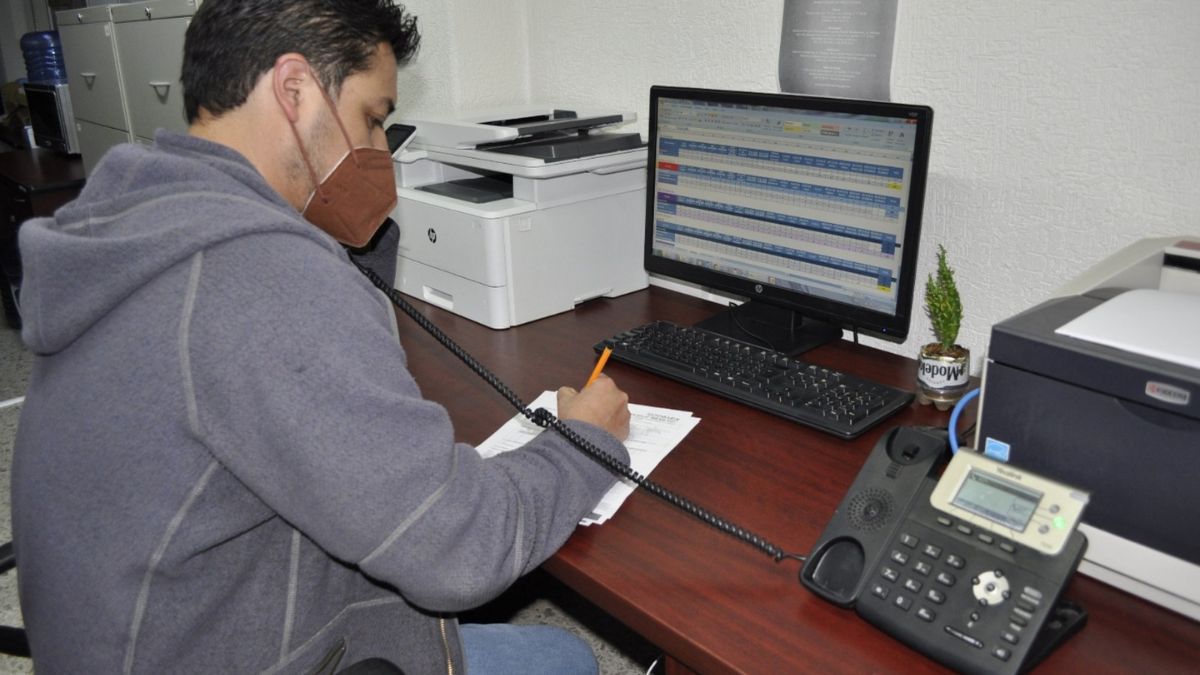 Hombre atendiendo el teléfono