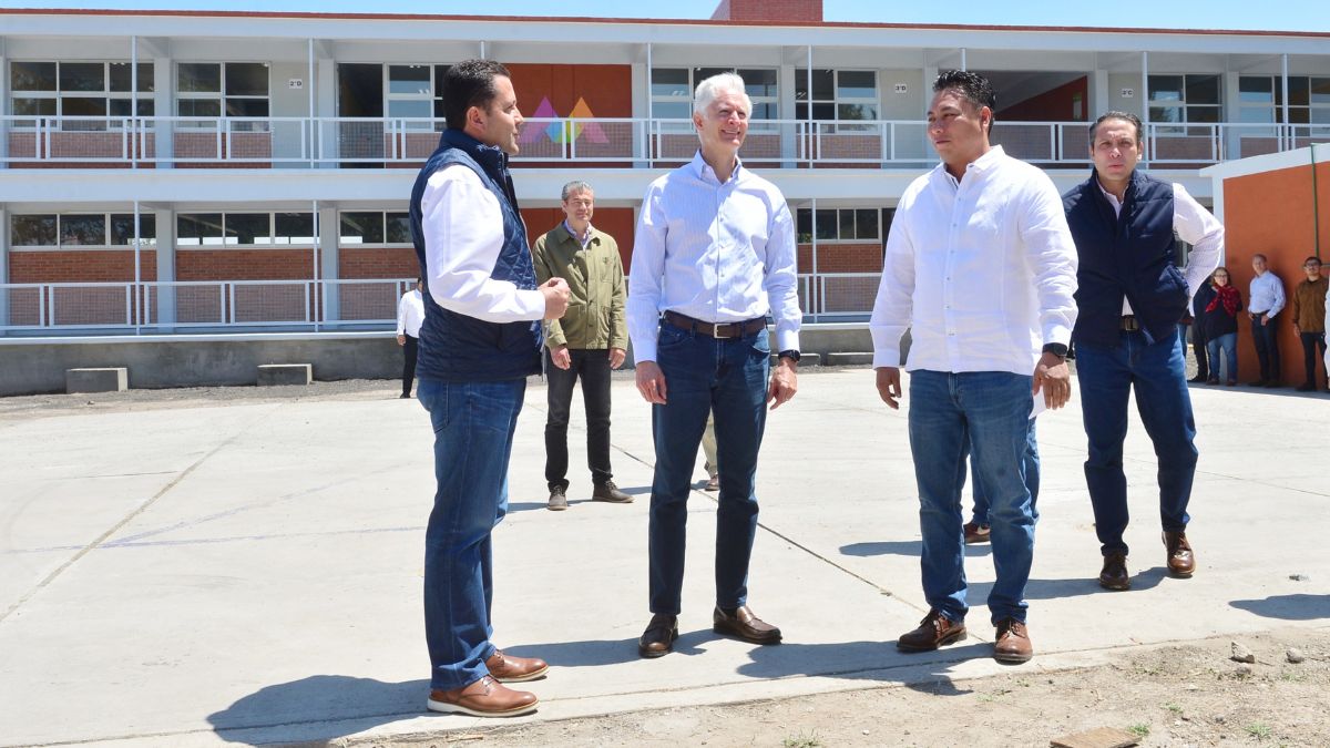 El gobernador Alfredo del Mazo recorre secundaria de Tezoyuca