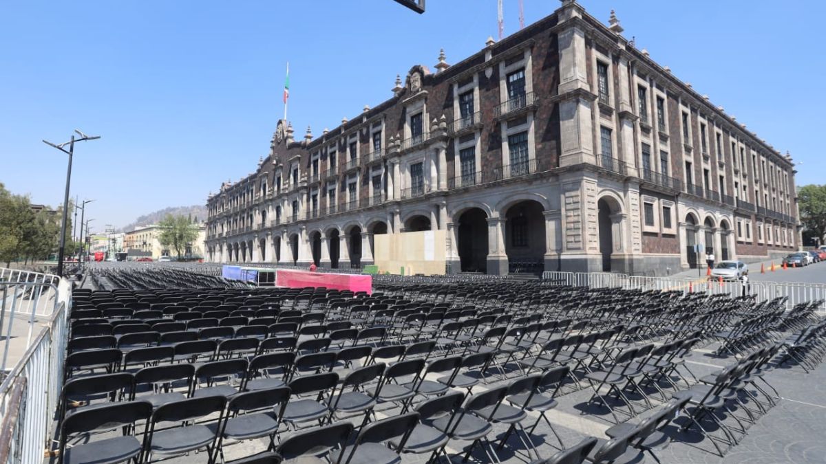 Sillas vacías frente al Palacio de Gobierno de Toluca