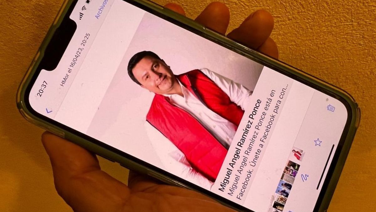 Teléfono que muestra falso perfil del alcalde de Lerma en Facebook