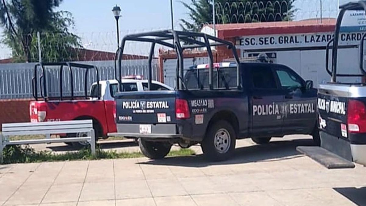 Policía afuera de secundaria de Zumpango donde murió menor