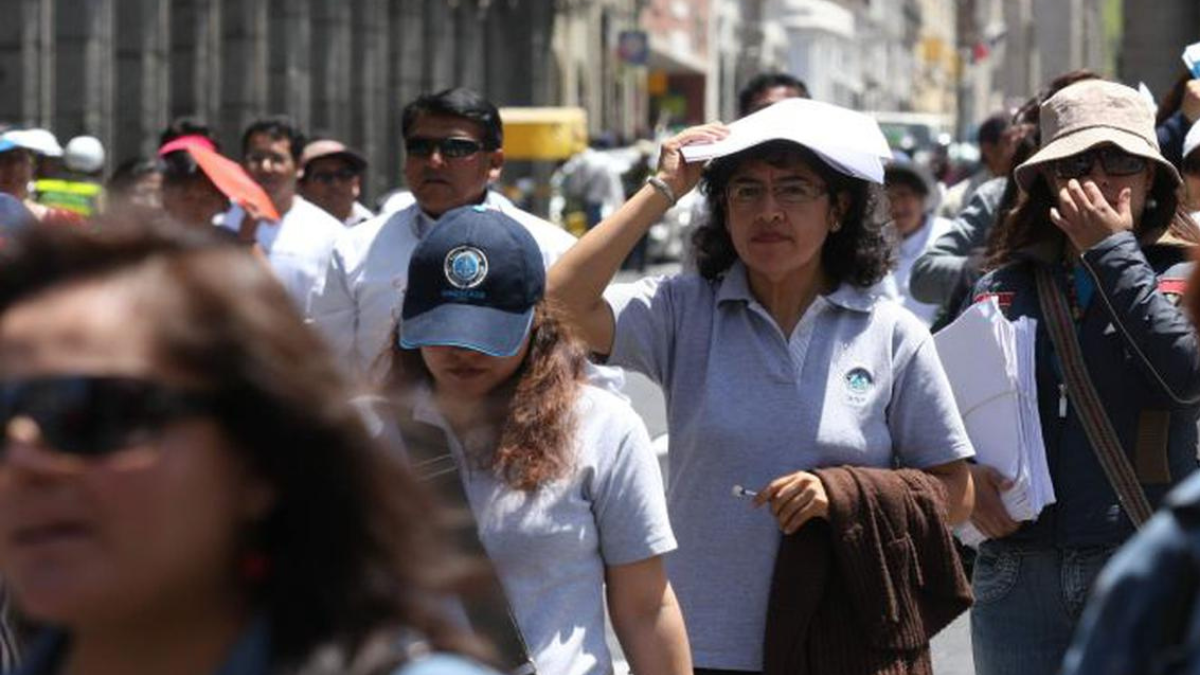Personas cubriendose de los rayos del sol