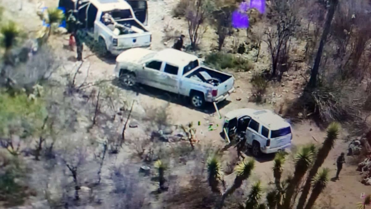 camionetas en el desierto donde se encontraron a las personas desaparecidas