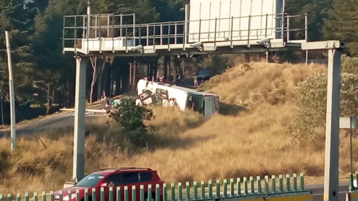 Camión que volcó en la México-Toluca, en Ocoyoacac