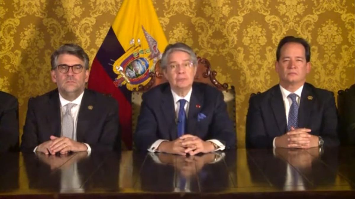 Presidente de Ecuador anunciando disolución de la Asamblea Nacional