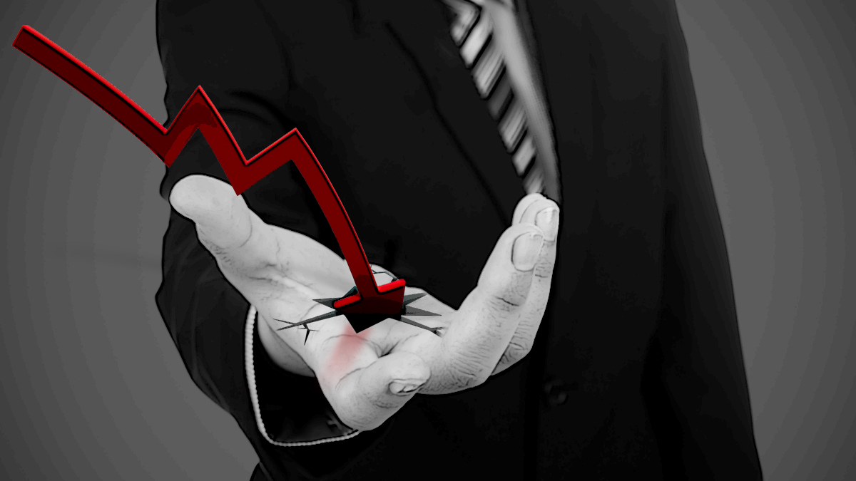 Flecha rompiendo mano de un empresario