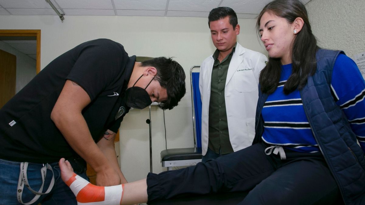 Equipo médico con deportista de la UAEMex