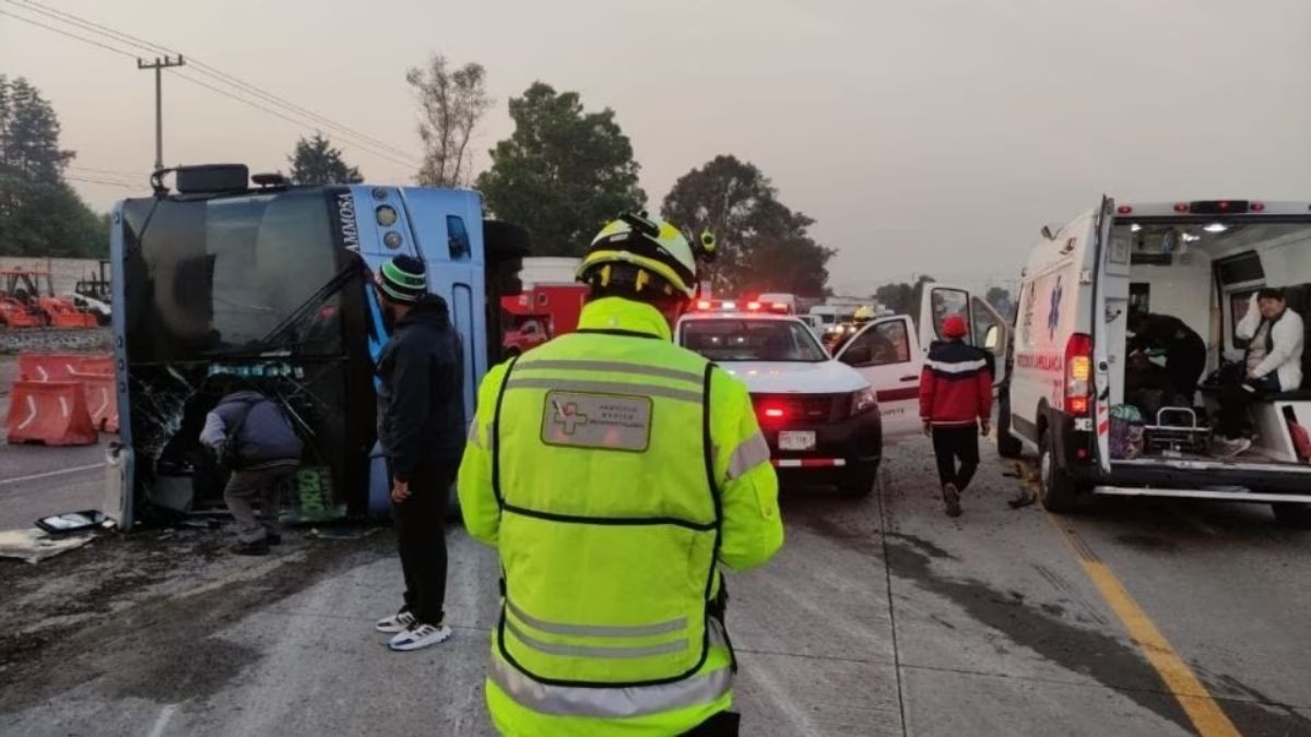 Cuerpos de emergencia en accidente en la México–Querétaro