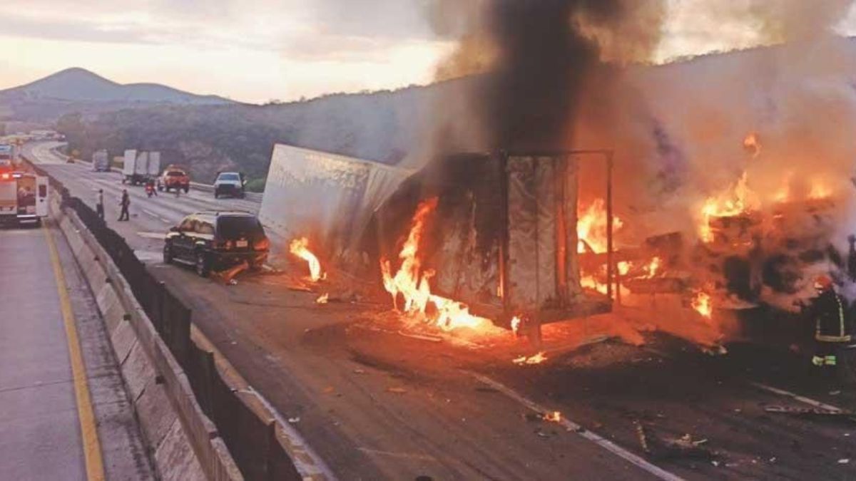 Accidente e incendio en la carretera México-Querétaro