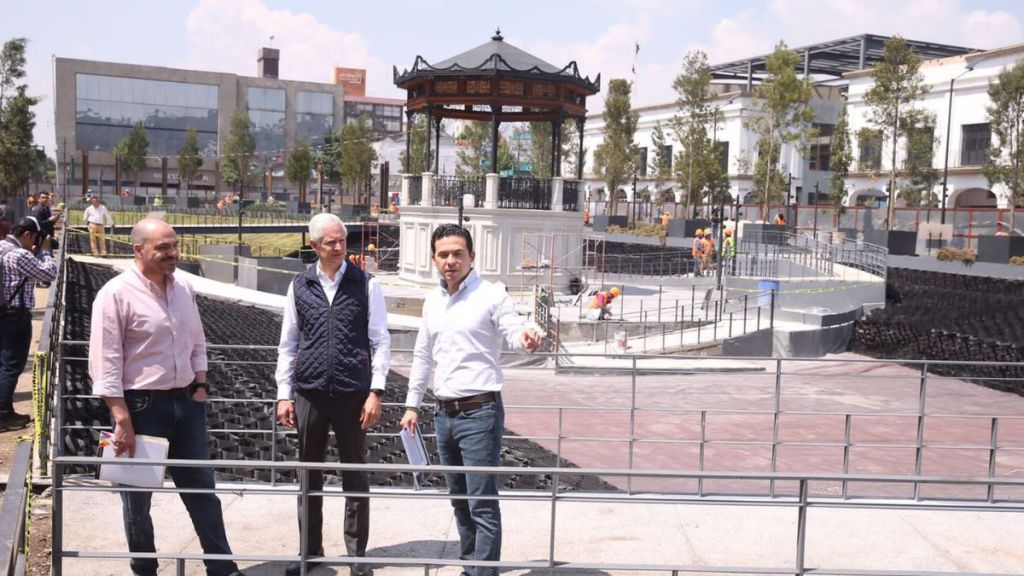 Gobernador Alfredo del Mazo en avances de remodelación de la Plaza González Arratia