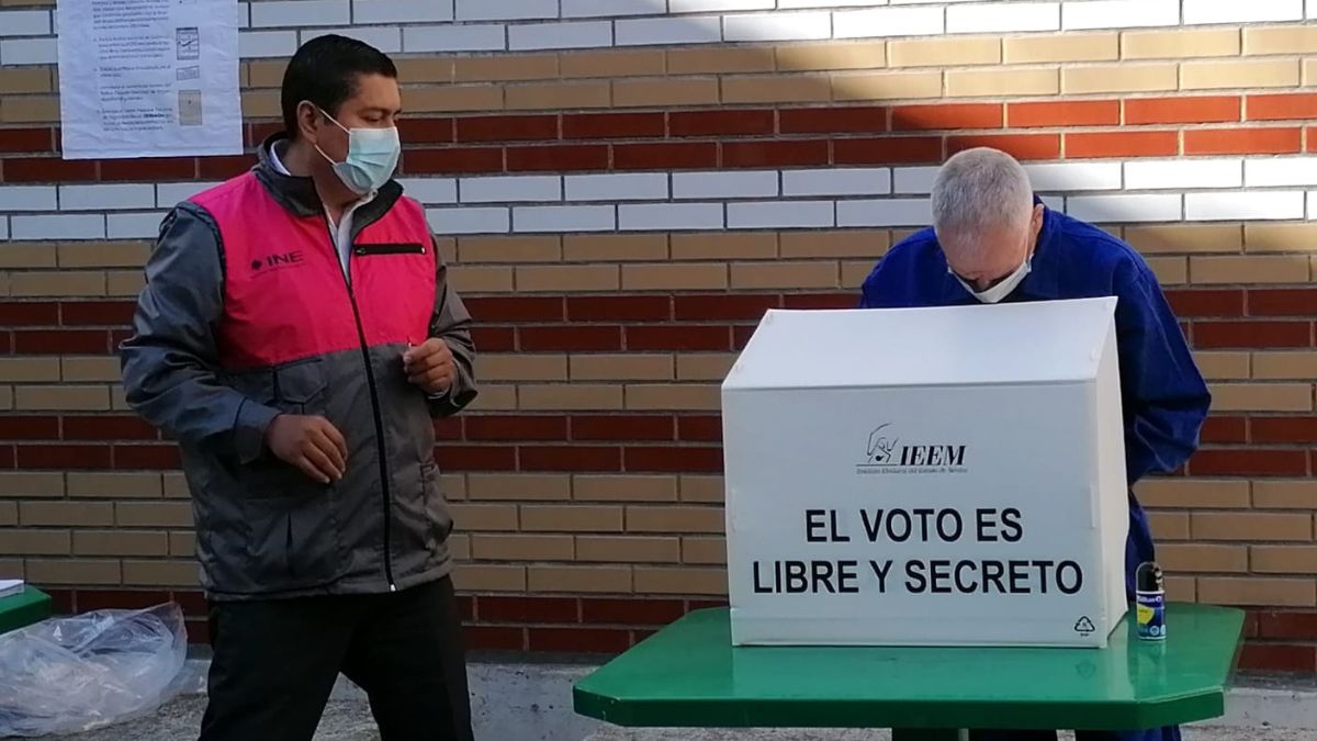 Persona privada de su libertad emitiendo su voto