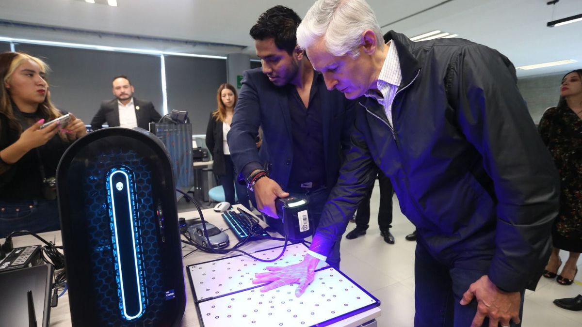 Gobernador Alfredo del Mazo en laboratorio de realidad virtual de la UAEMex