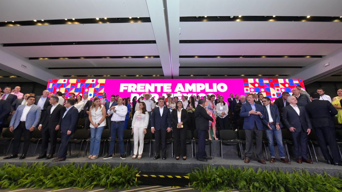 Líderes políticos presentando Frente Amplio por México