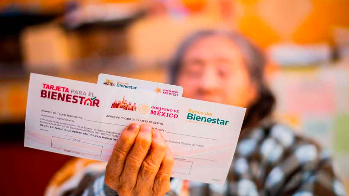 Persona adulta mayor con su sobre de beca del bienestar