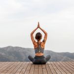 Persona realizando yoga