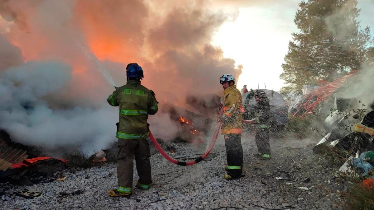 Bomberos trabajando en incendio en Xonacatlán