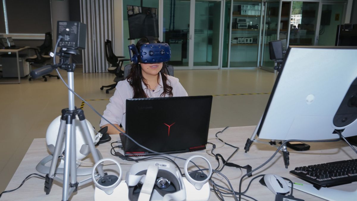 Joven en laboratorio de realidad virtual de la UAEMEx