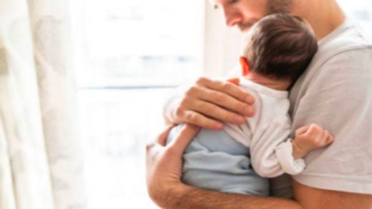 Padre cargando un bebé