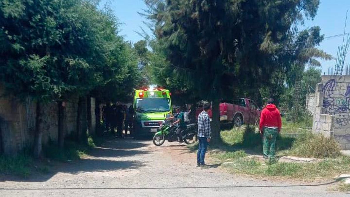 Ambulancia donde murió una mujer atropellada en San Pablo Autopan