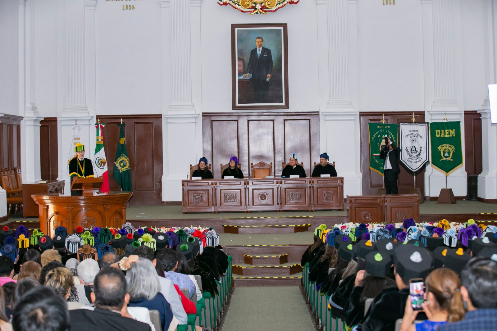 Entrega rector de la UAEMex grados de maestría y doctorado