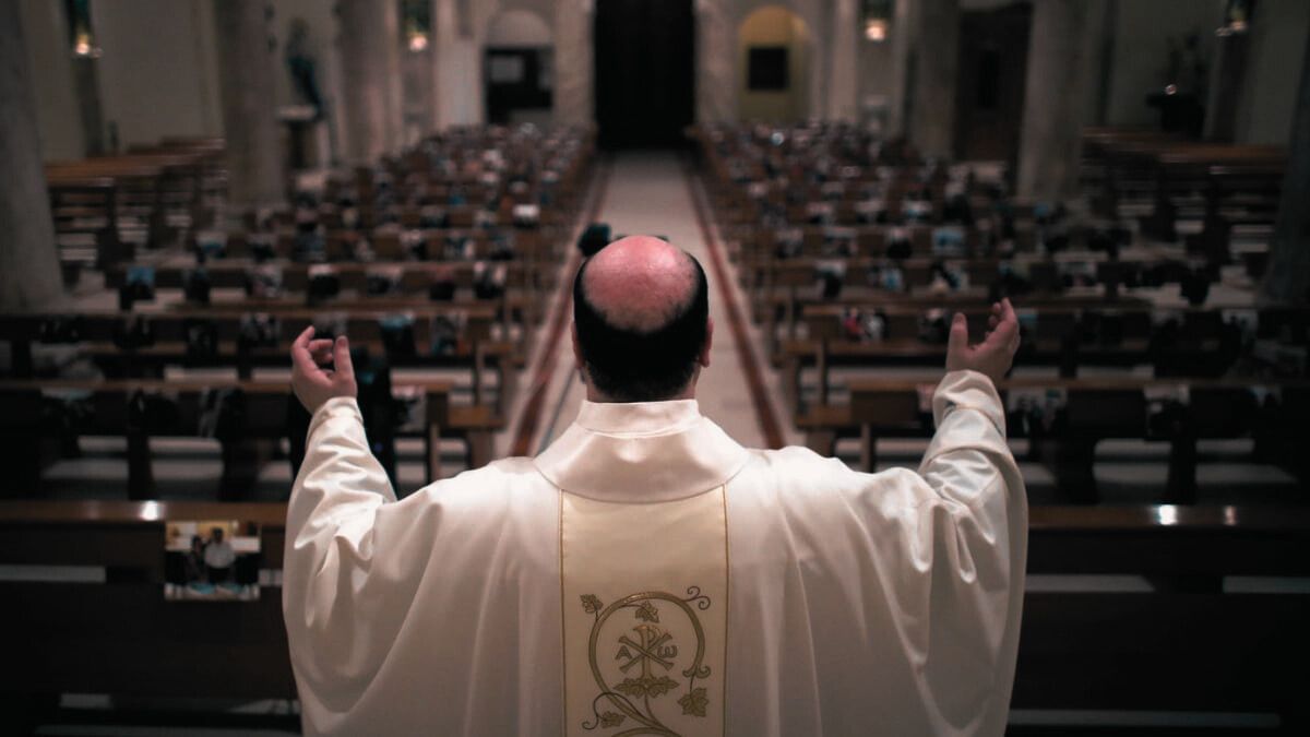 Sacerdote dando sermón en iglesia