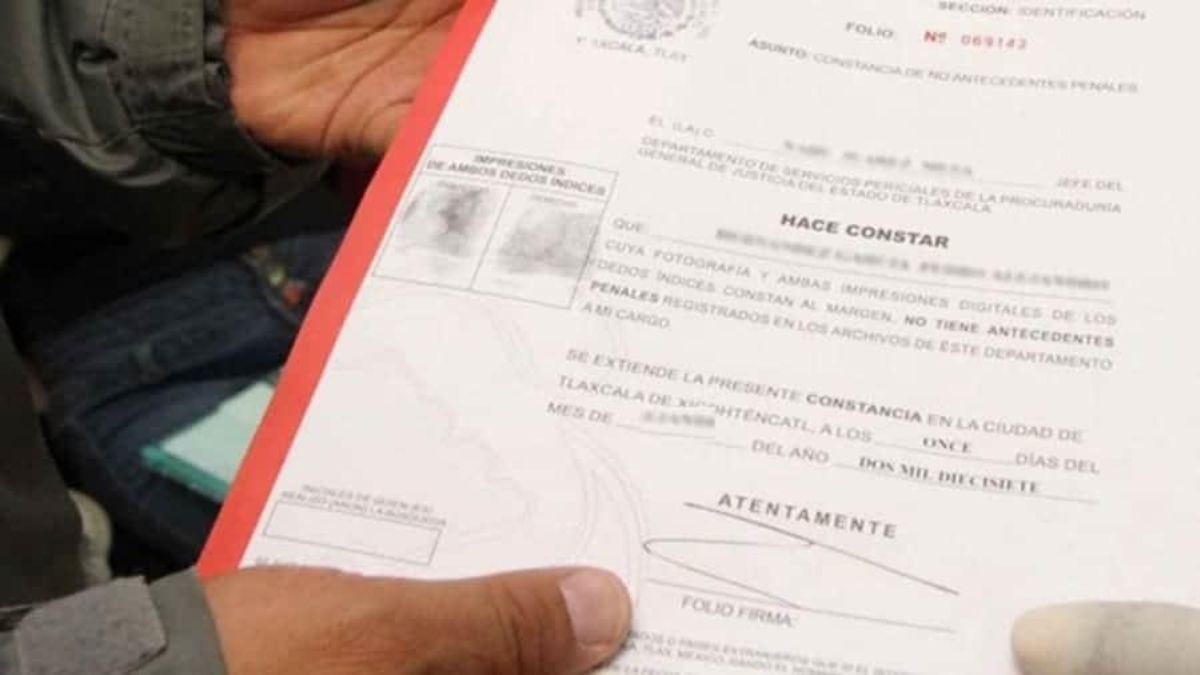 Una persona con su carta de antecedentes penales