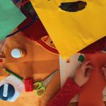 Niño recortando hojas