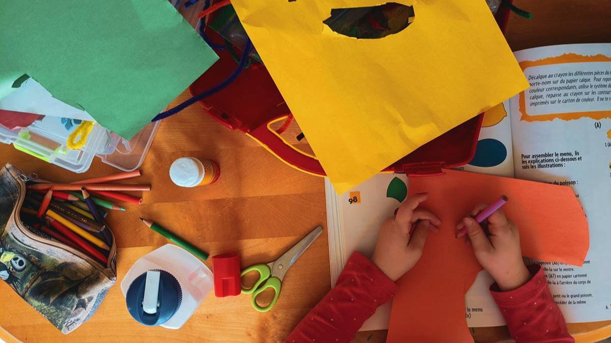 Niño recortando hojas