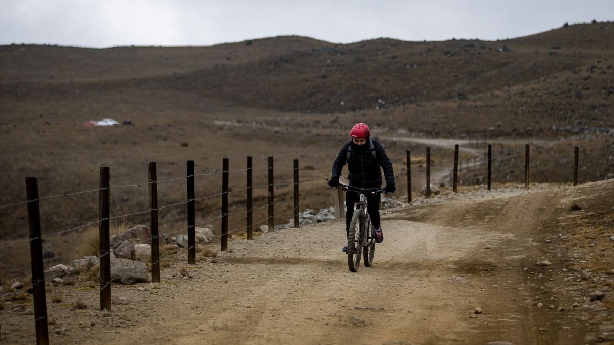 Persona en bici en sitio turístico del Edomex
