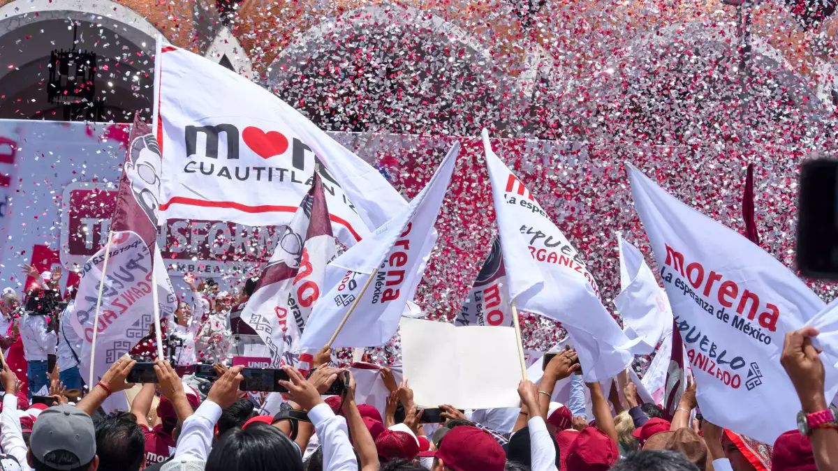 Banderas y confeti en evento de Morena