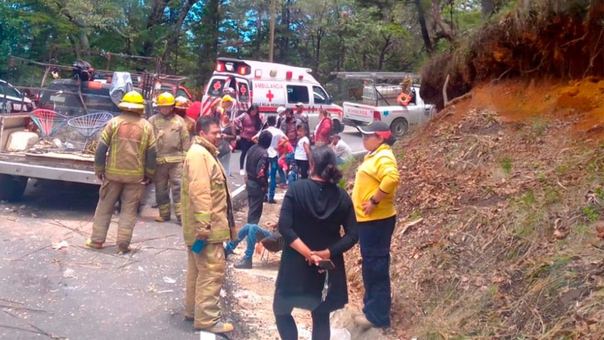 Ambulancia y bomberos en lugar de la explosión en Tenancingo