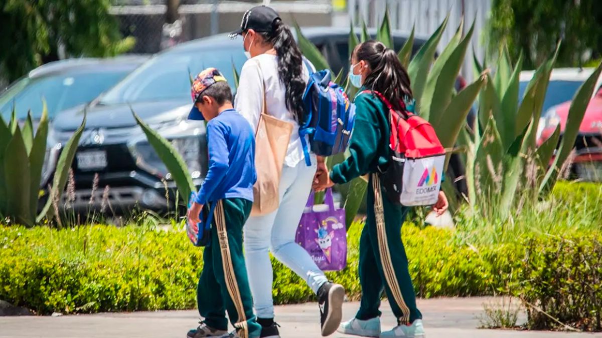 Alumnos del Edomex caminando con su madre
