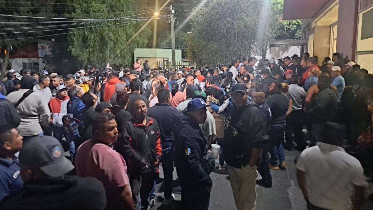 Autodefensas esperando en Fiscalía de Ecatepec