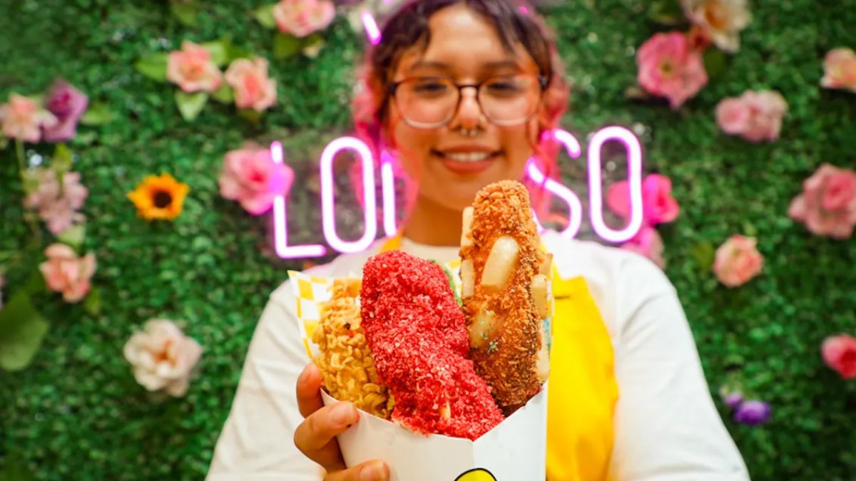 Mujer con banderillas coreanas de negocio en Metepec