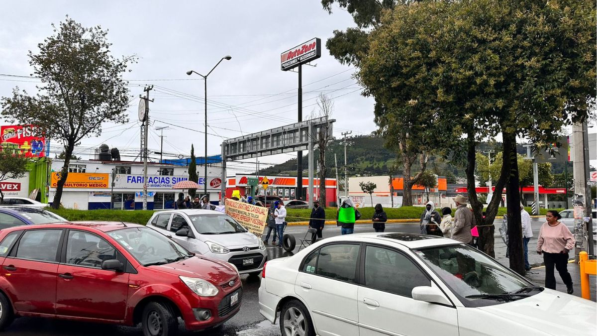 Bloqueo de trabajadores en Av. López Mateos, en Toluca