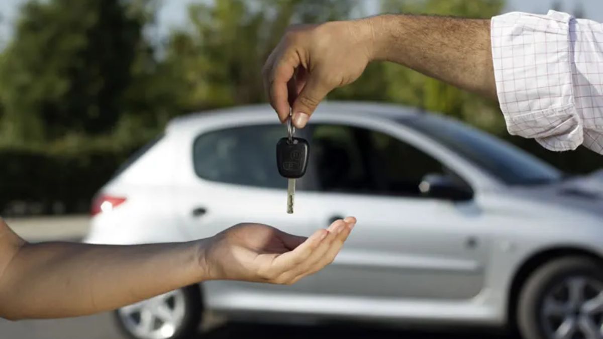 Persona entregando llaves de auto a otra