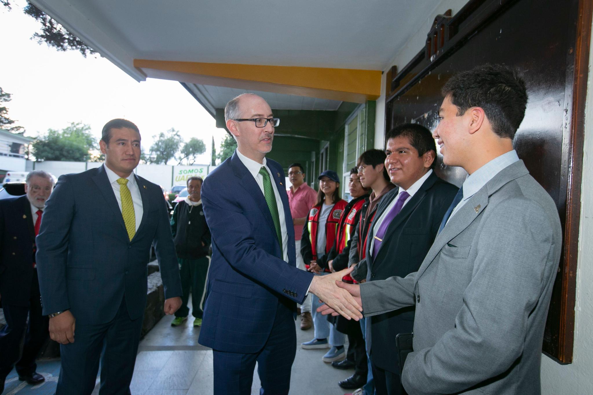 Entrega rector de la UAEMex pantallas en Prepa 3