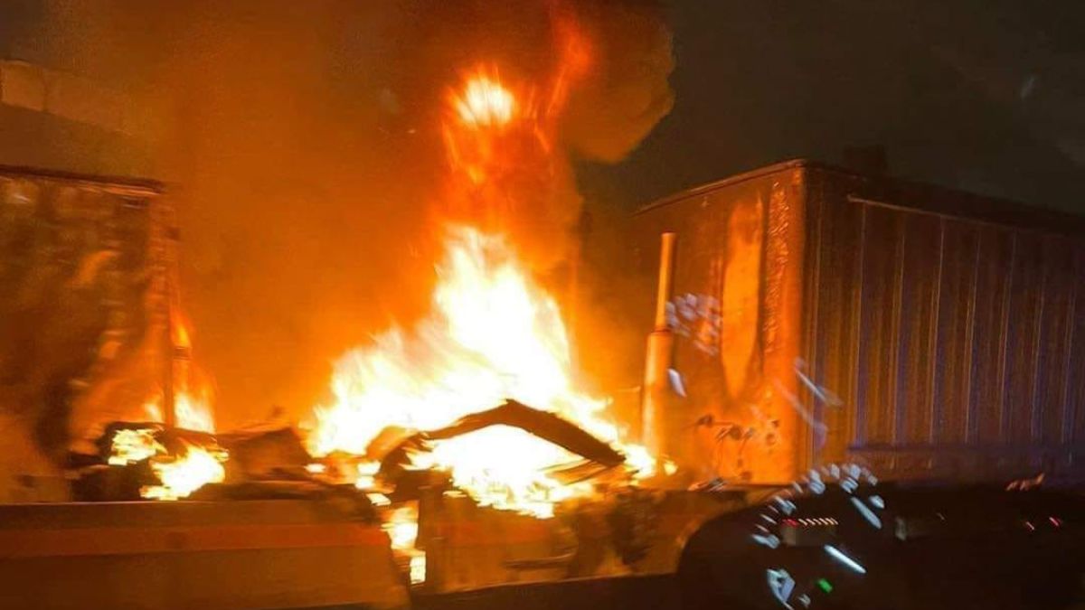 Vehículos de carga incendiados sobre la carretera México-Querétaro
