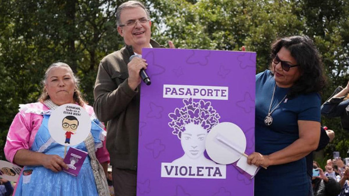 Marcelo Ebrard presentando el Pasaporte Violeta