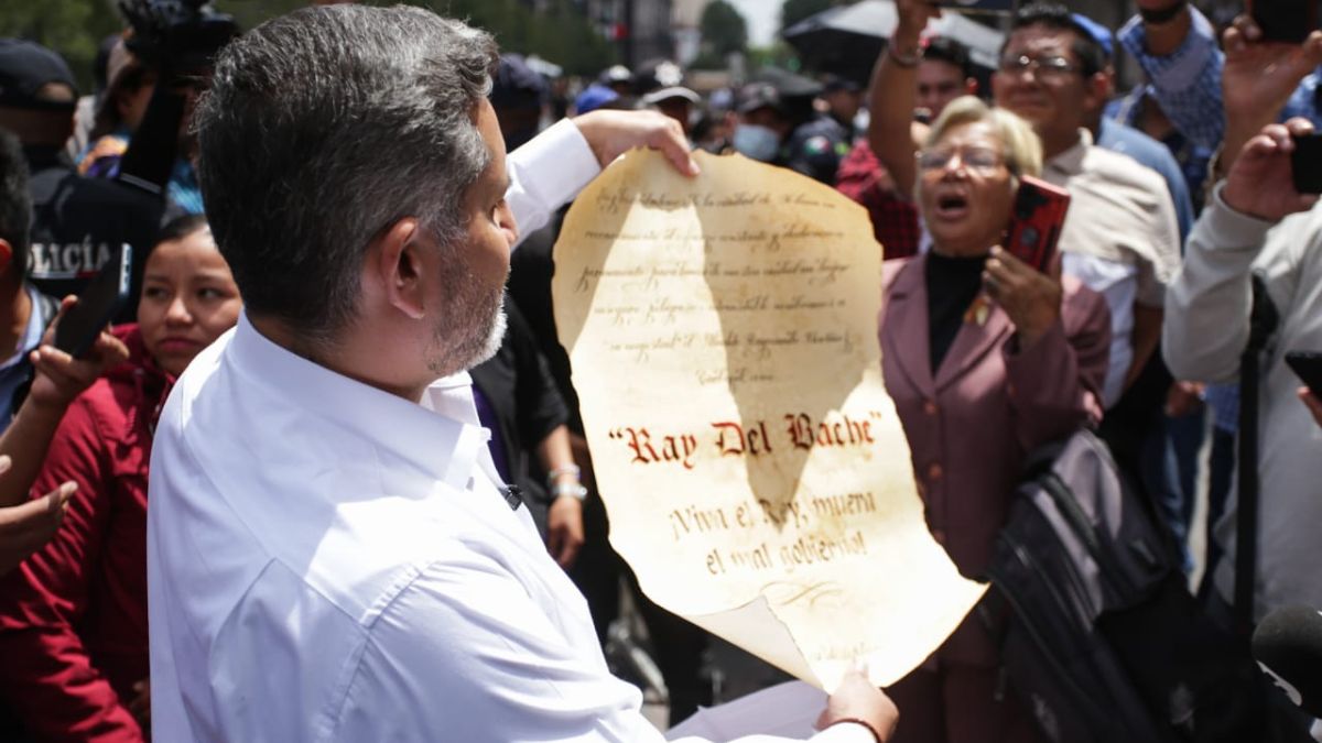 Exregidor con pergamino de Ray del bache