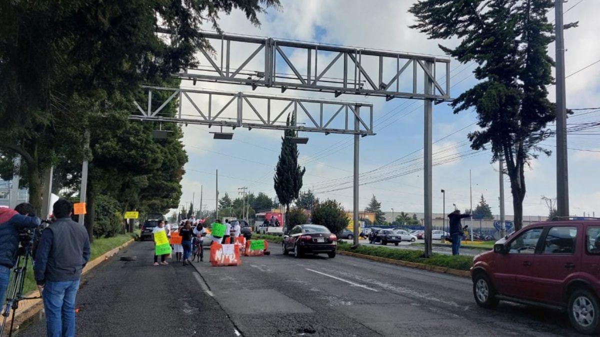 Bloqueo en bulevar aeropuerto de Toluca