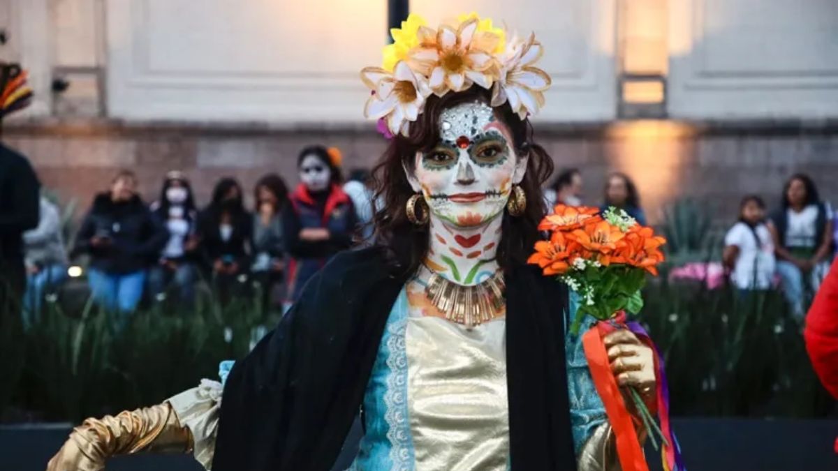 Mujer caracterizada como catrina en Toluca
