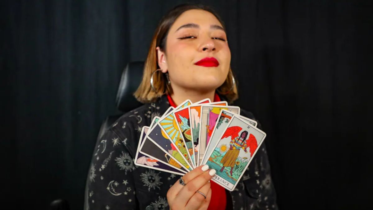 Gigi con cartas del tarot