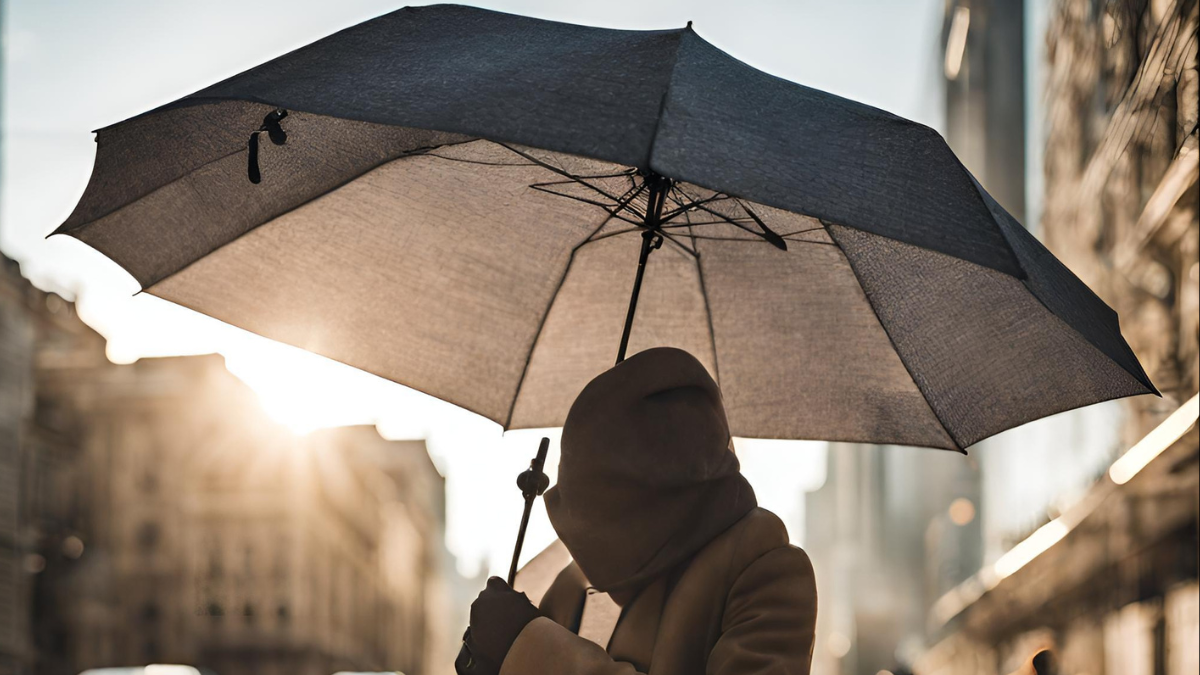 Persona cubriéndose del fuerte sol