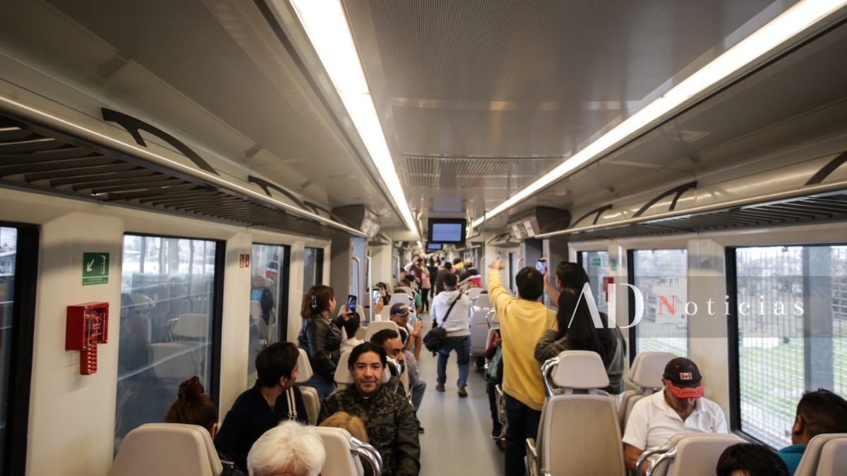 Personas utilizando el Tren Interurbano