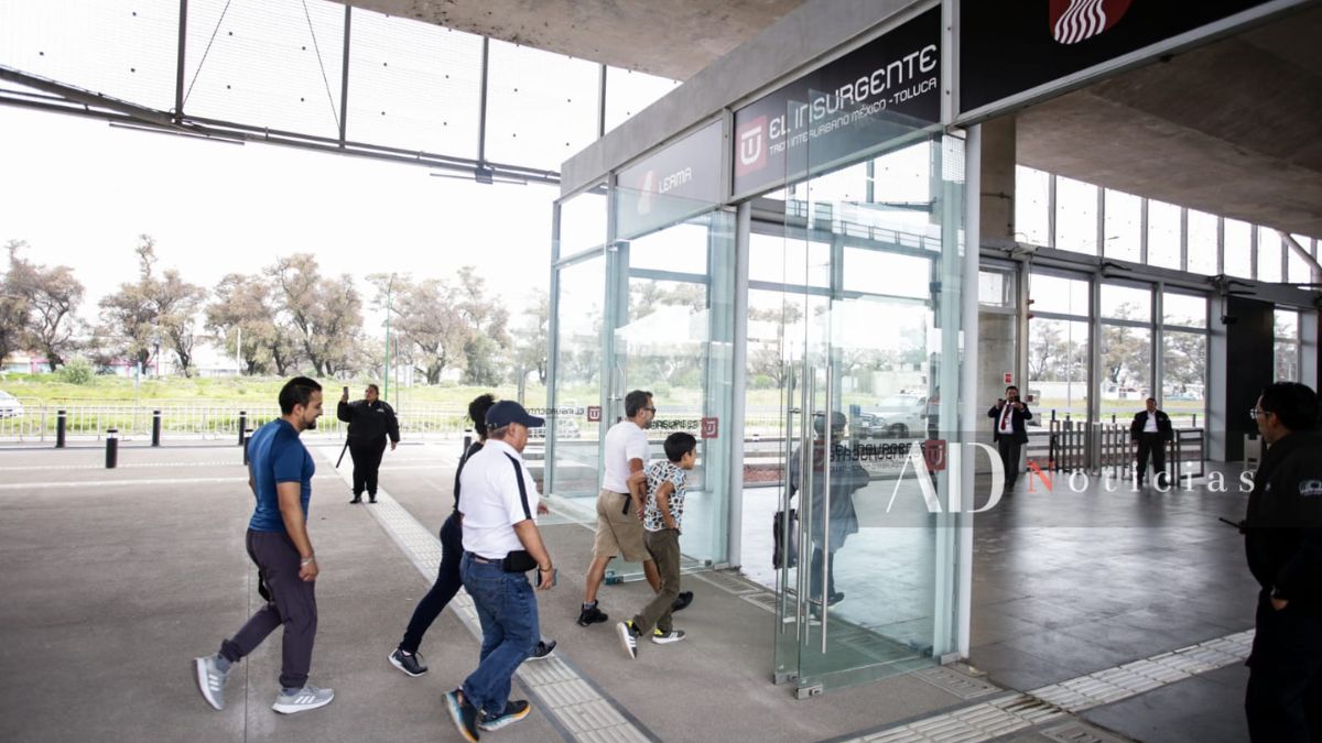 Personas entrando a la estación del Tren Interurbano