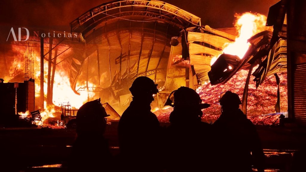 Devastador incendio consume la Central de Abastos de Toluca 