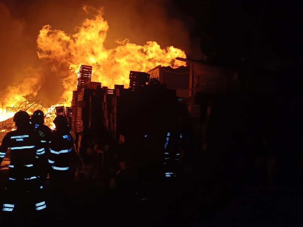 Devastador incendio consume la Central de Abastos de Toluca 