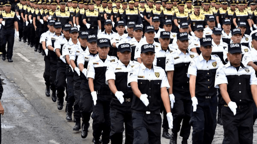 Agrupación de guardias de seguridad del CUSAEM marchando en formación, mostrando unidad y disciplina durante un evento oficial.